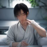资深编辑在书桌前整理资料文档，桌面摆放笔记本与咖啡杯，光线温暖